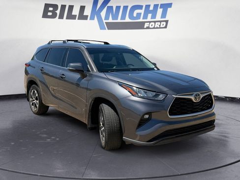 Used 2020 Toyota Highlander XLE AWD/4WD image 7