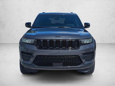 Used 2025 Jeep Grand Cherokee Altitude RWD image 2