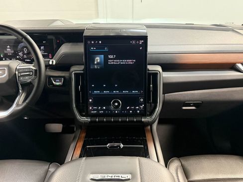 Used 2025 GMC Yukon XL Denali AWD/4WD image 18