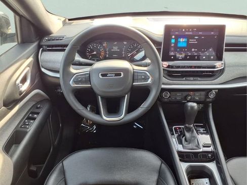 Used 2024 Jeep Compass Latitude AWD/4WD image 4