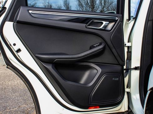 Used 2020 Porsche Macan Base image 11