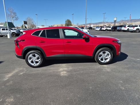 New 2026 Chevrolet Trax LS w/ LS Convenience Package FWD image 2