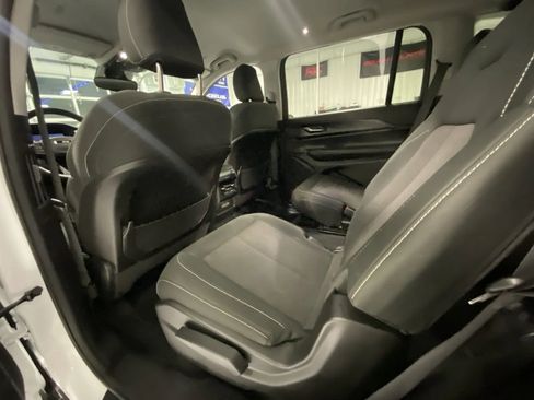 Used 2023 Jeep Grand Cherokee L Laredo image 14