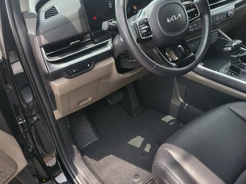 Used 2025 Kia Carnival FWD image 3
