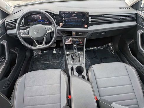 Used 2025 Volkswagen Jetta SE FWD image 17