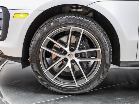 Certified 2025 Porsche Macan image 12