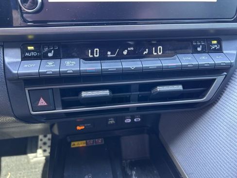 Used 2025 Toyota Camry SE w/ Convenience Package image 14