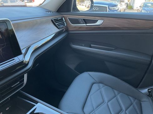 Used 2025 Volkswagen Atlas SE image 37