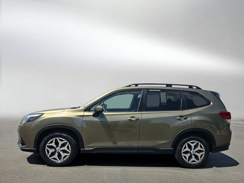 Used 2024 Subaru Forester Premium AWD/4WD image 2