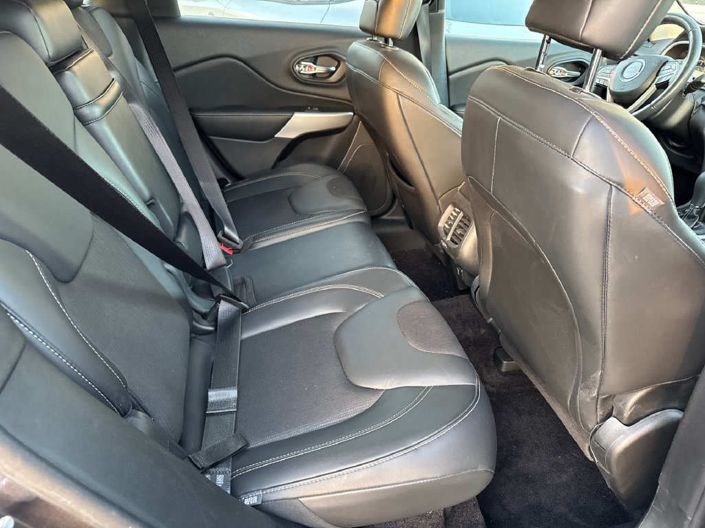 Used 2018 Jeep Cherokee Latitude Plus FWD image 18