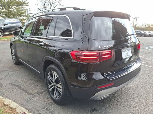 Used 2025 Mercedes-Benz GLB 250 4MATIC image 4