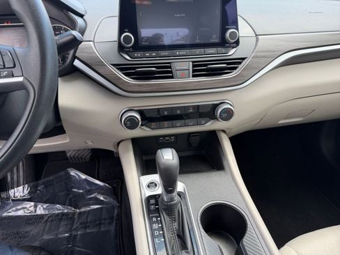 Used 2025 Nissan Altima 2.5 SV image 17