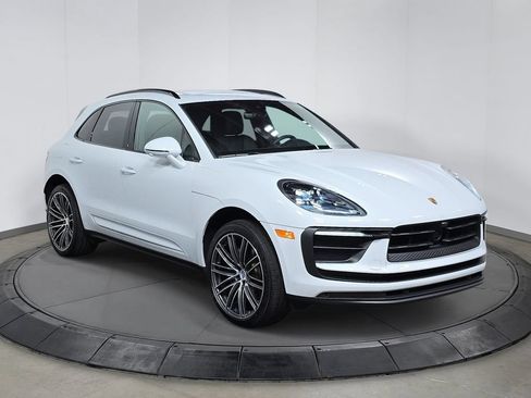 Certified 2025 Porsche Macan AWD/4WD image 9