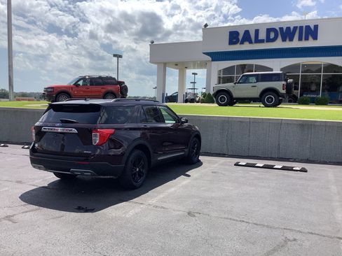 Used 2022 Ford Explorer XLT w/ Equipment Group 202A image 7