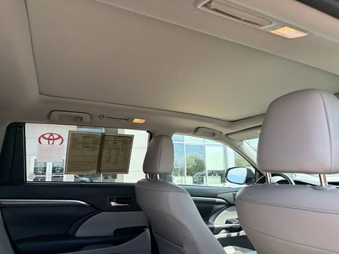 Used 2017 Toyota Highlander Limited Platinum AWD/4WD image 32