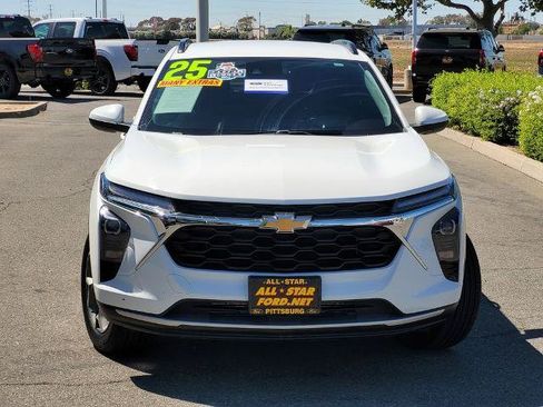 Used 2025 Chevrolet Trax LT w/ Driver Confidence Package FWD image 2