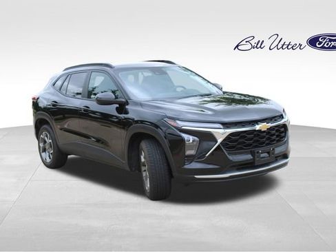 Used 2025 Chevrolet Trax LT FWD image 3