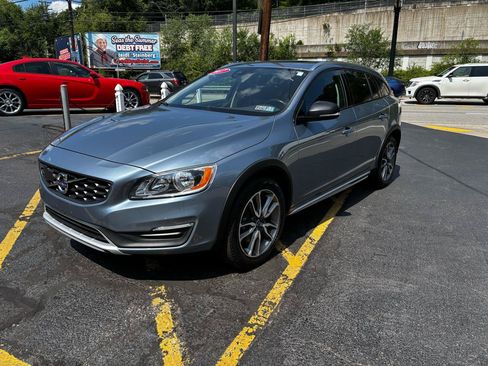 Used 2017 Volvo V60 T5 Cross Country w/ Convenience Package AWD/4WD image 3