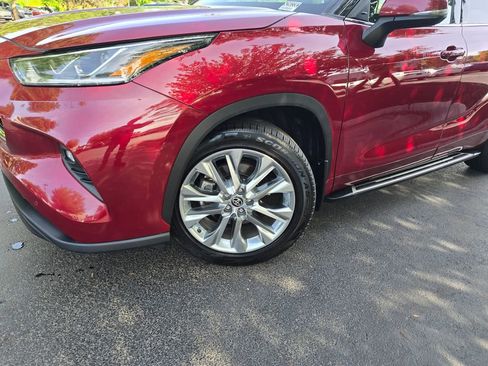 Used 2021 Toyota Highlander Limited AWD/4WD image 2