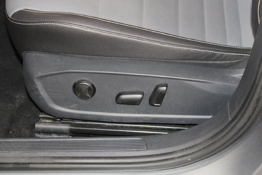 Used 2025 Volkswagen Jetta SE FWD image 14