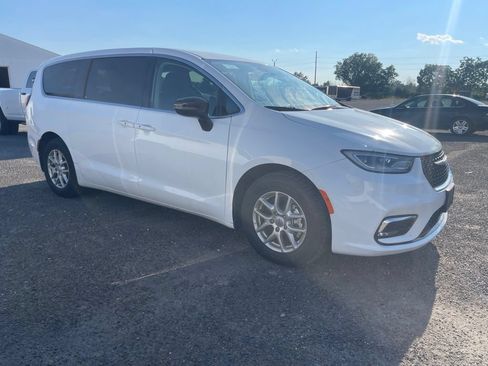 Used 2024 Chrysler Pacifica Touring-L FWD image 5