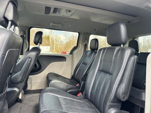 Used 2014 Chrysler Town & Country Touring image 12