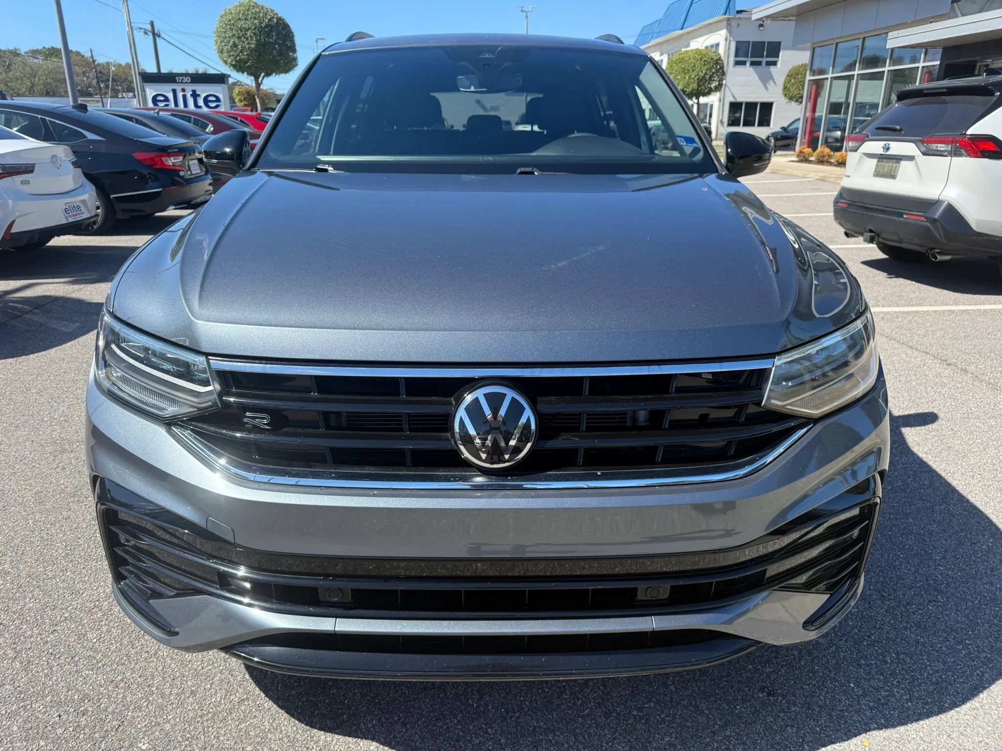 Used 2023 Volkswagen Tiguan SE R-Line FWD image 2