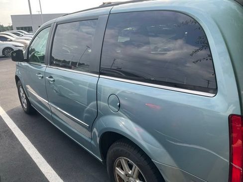 Used 2010 Chrysler Town & Country Touring FWD image 8