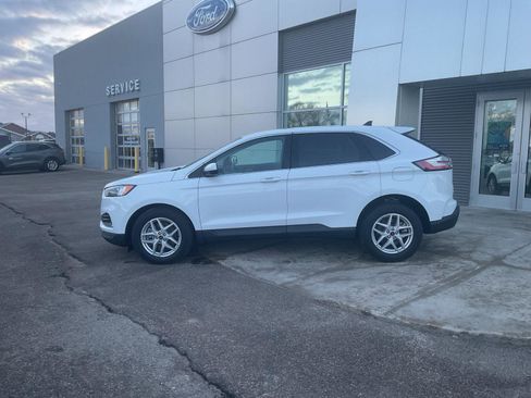 Used 2024 Ford Edge SEL w/ Convenience Package image 2