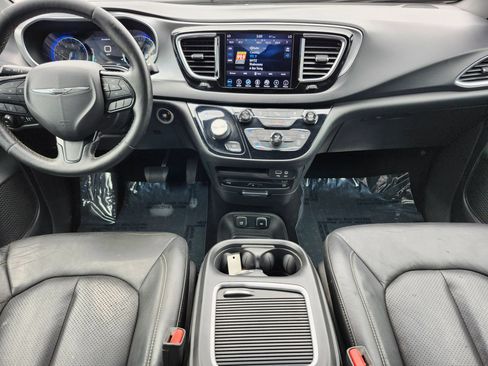 Used 2019 Chrysler Pacifica Touring-L Plus w/ S Appearance Package FWD image 11