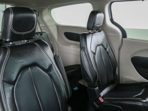 Used 2024 Chrysler Pacifica Touring-L FWD image 28