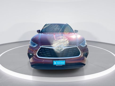 Used 2021 Toyota Highlander XLE image 3