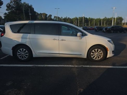 Used 2017 Chrysler Pacifica Touring-L FWD image 4