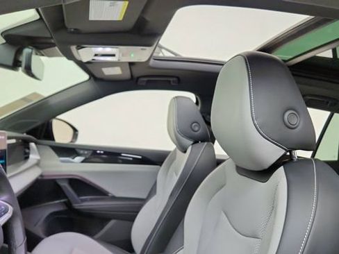 Used 2025 Volkswagen Tiguan SE R-Line image 32