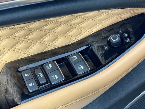 Used 2023 Jeep Grand Cherokee L Summit w/ Luxury Tech Group V AWD/4WD image 18
