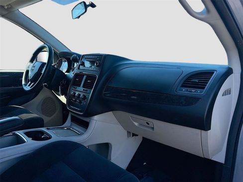 Used 2016 Dodge Grand Caravan SXT image 29