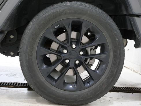 Used 2022 Jeep Wrangler Unlimited Sahara AWD/4WD image 9