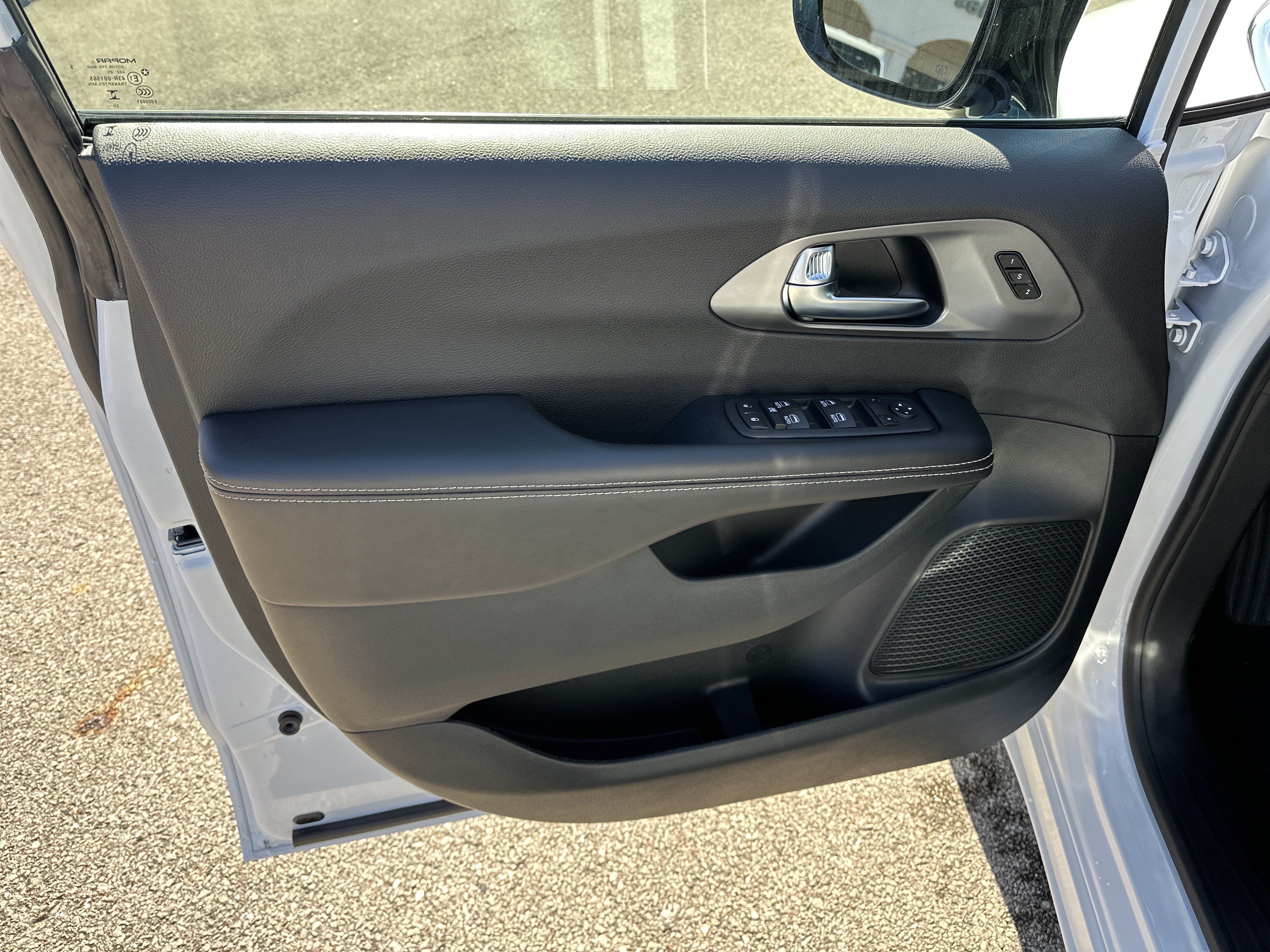 New 2026 Chrysler Pacifica Select FWD image 11