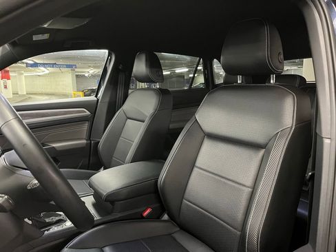 Used 2022 Volkswagen Atlas Cross Sport SE image 17