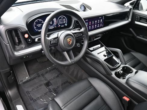 Certified 2024 Porsche Cayenne Coupe image 4