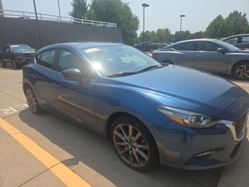 Used 2018 MAZDA MAZDA3 Touring FWD image 2