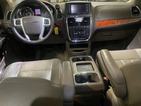 Used 2015 Chrysler Town & Country Touring-L image 8