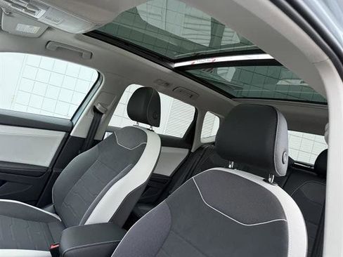 New 2025 Volkswagen Taos SE image 18