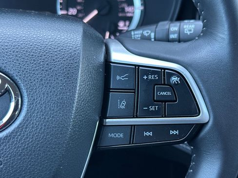 Used 2024 Toyota Highlander LE AWD/4WD image 28