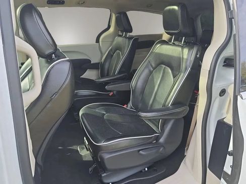 Used 2022 Chrysler Pacifica Limited FWD image 24