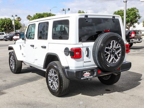 Used 2025 Jeep Wrangler Unlimited Sahara AWD/4WD image 8
