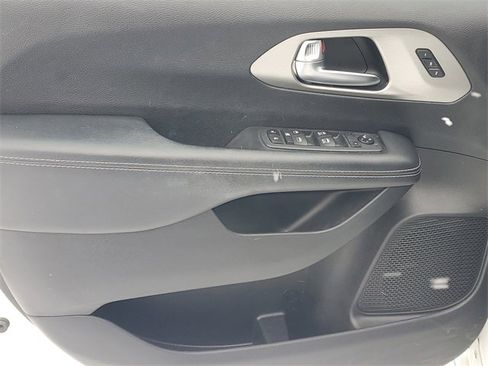 Used 2020 Chrysler Pacifica Touring-L image 15