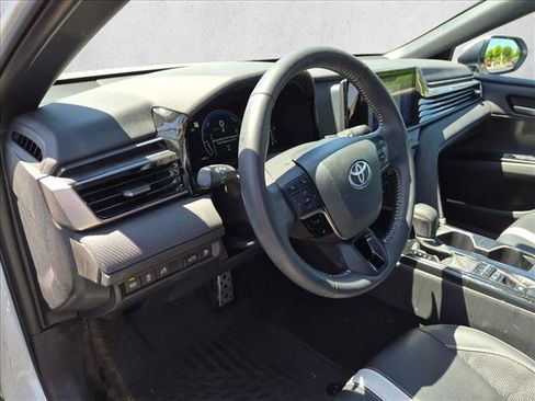 Used 2025 Toyota Camry SE w/ Convenience Package FWD image 9