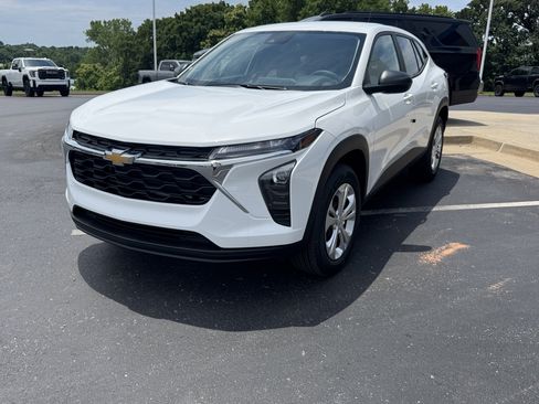New 2026 Chevrolet Trax LS w/ Driver Confidence Package FWD image 2