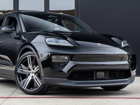 Certified 2025 Porsche Macan Electric RWD image 9